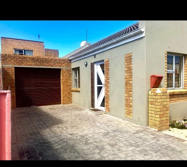 5 Bedroom Property for Sale in The Connifers Western Cape